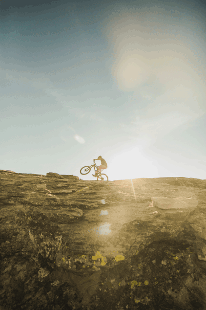 Fahrradfahrer auf einer wiese