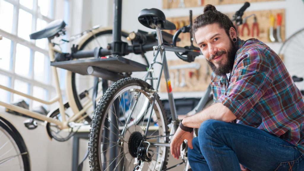 Repairman repairing bicycle in workshop_web