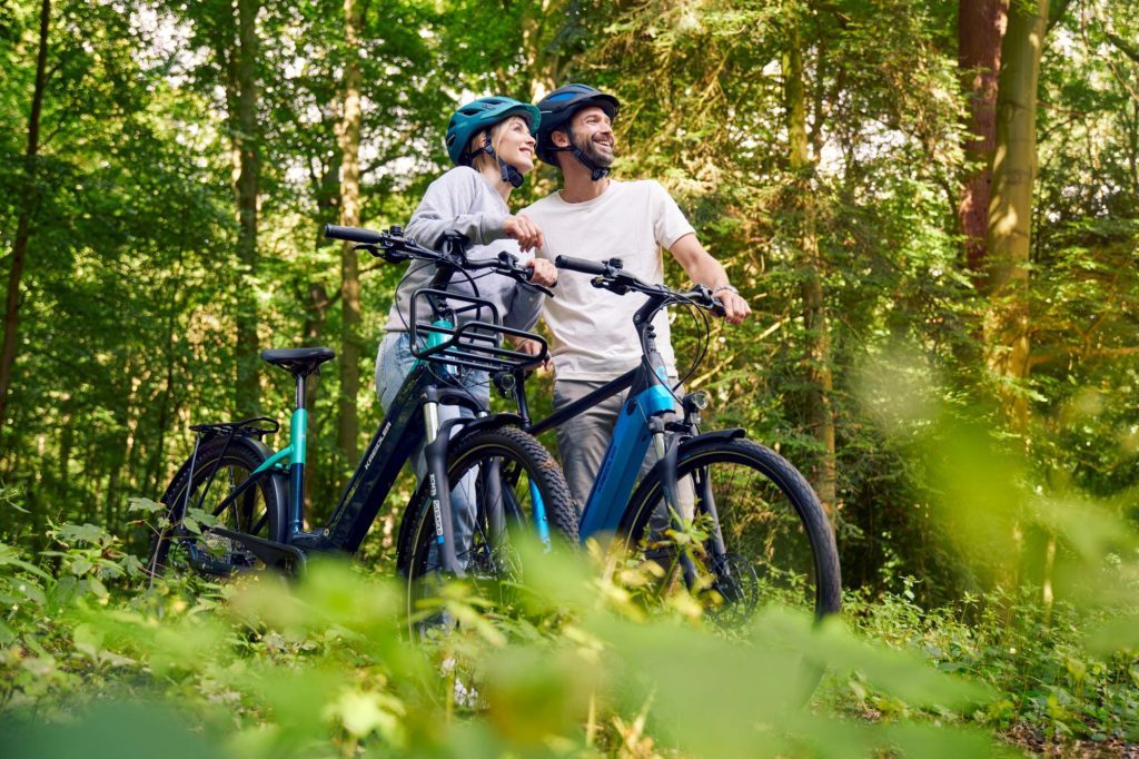 zwei_fahrradfahrer_im_wald_DSC6991