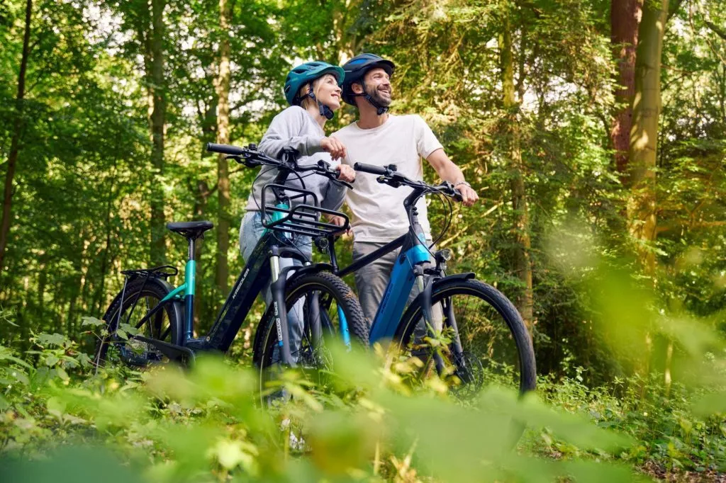 zwei_fahrradfahrer_im_wald_DSC6991