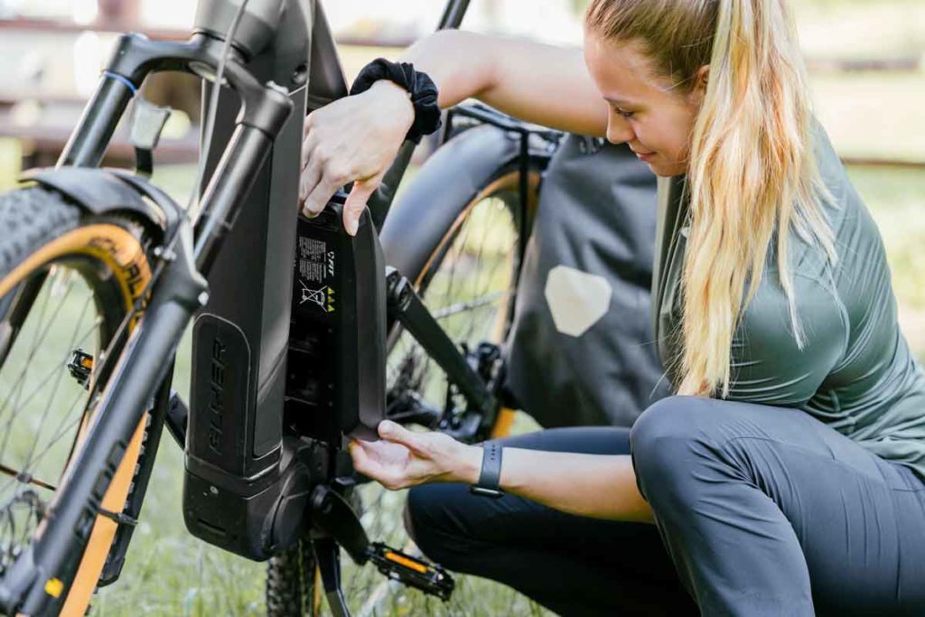 Frau beim E-Bike Akkutaussch