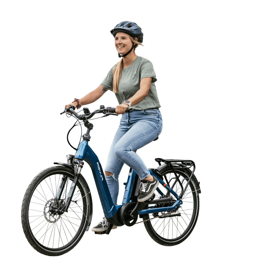 Glückliche Fahrradfahrerin auf einem E-Bike