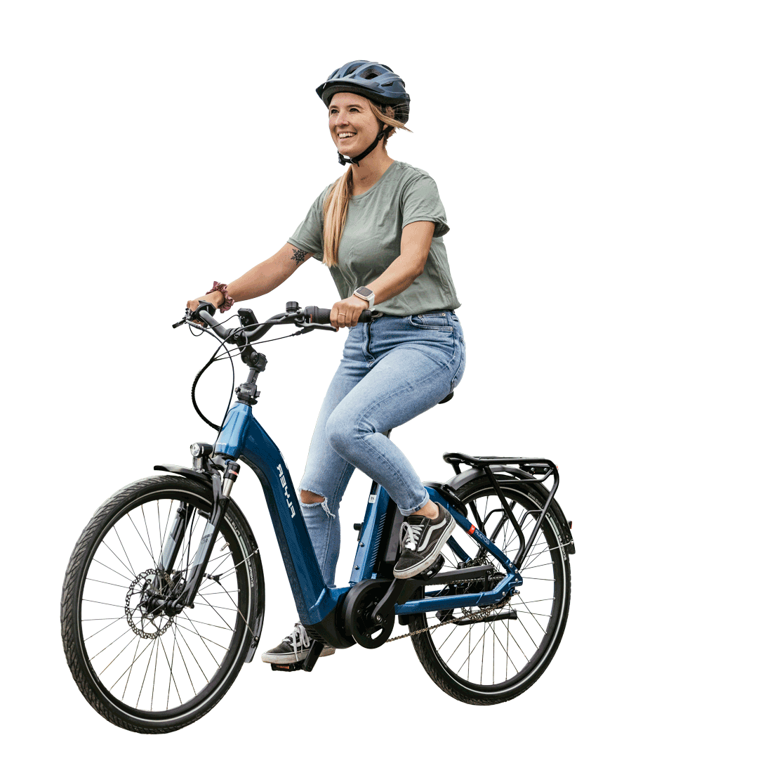 Glückliche Fahrradfahrerin auf einem E-Bike