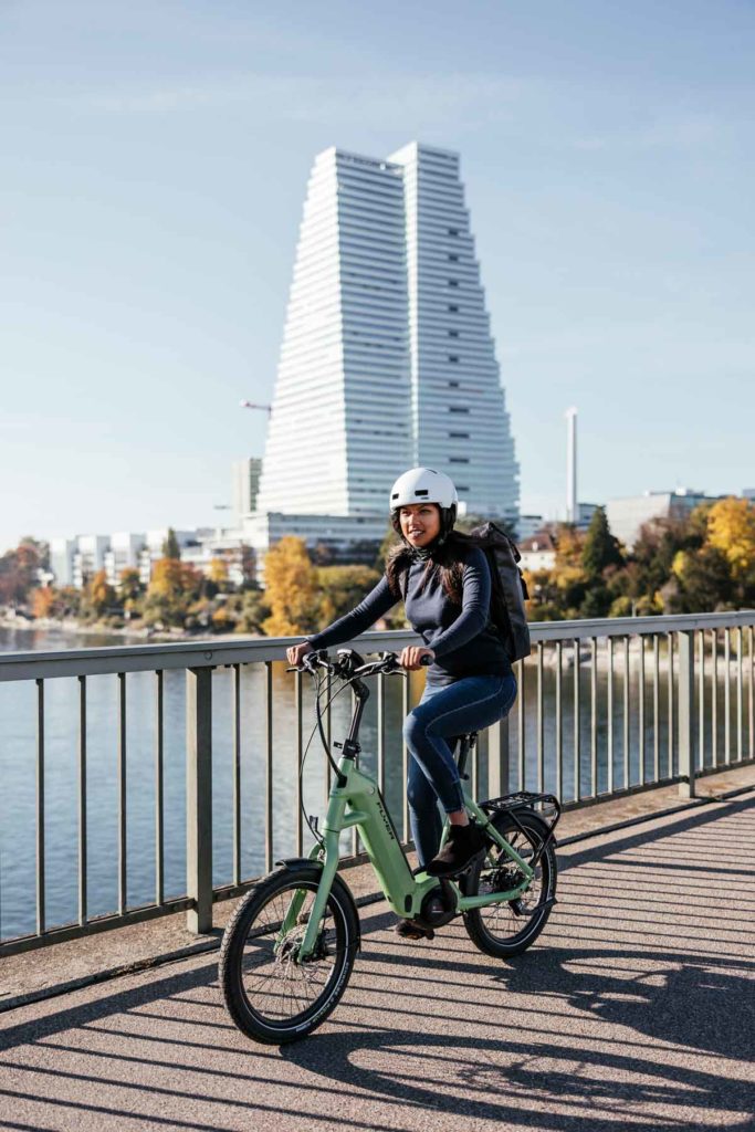 Fahrradfahrerin am Fluss