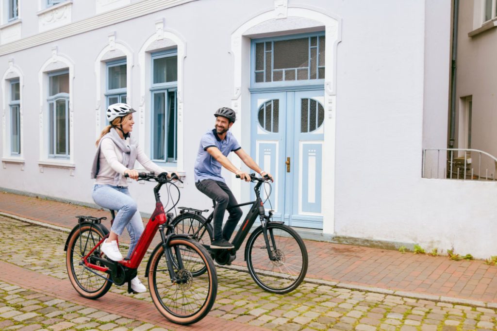 Glückliche Fahrradfahrer in der Stadt