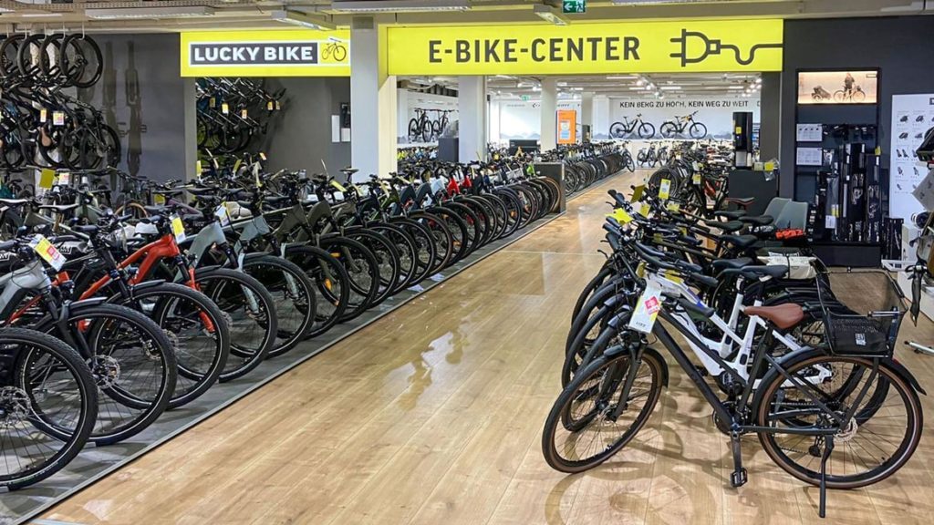 Personen kaufen Fahrradteile im Geschäft