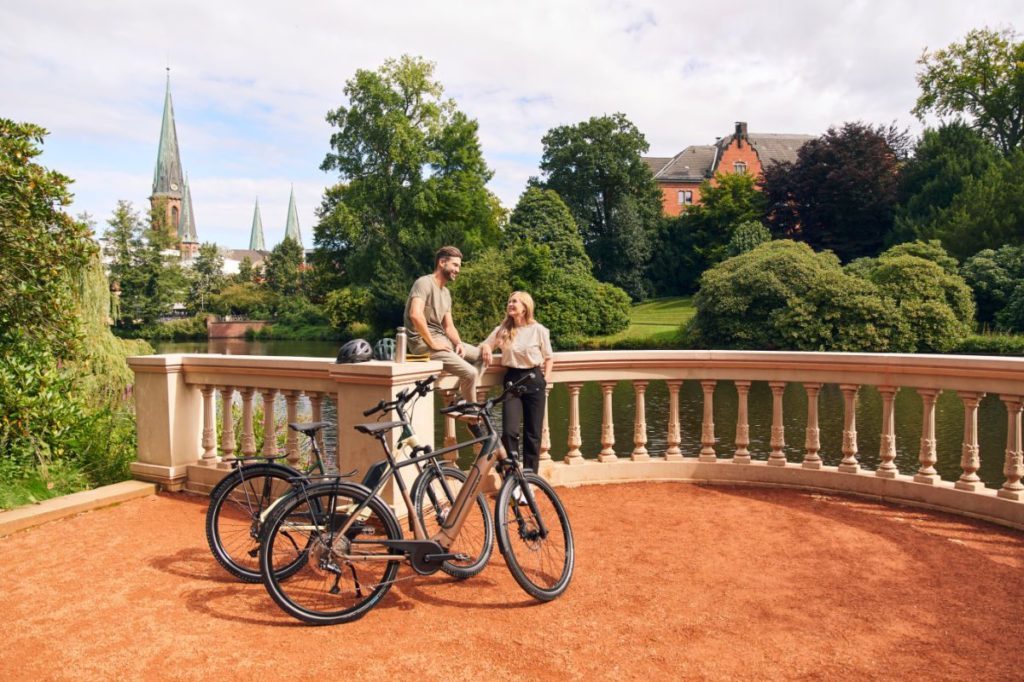 Mann lächelt vor aufgehängtem Fahrrad in Werkstatt