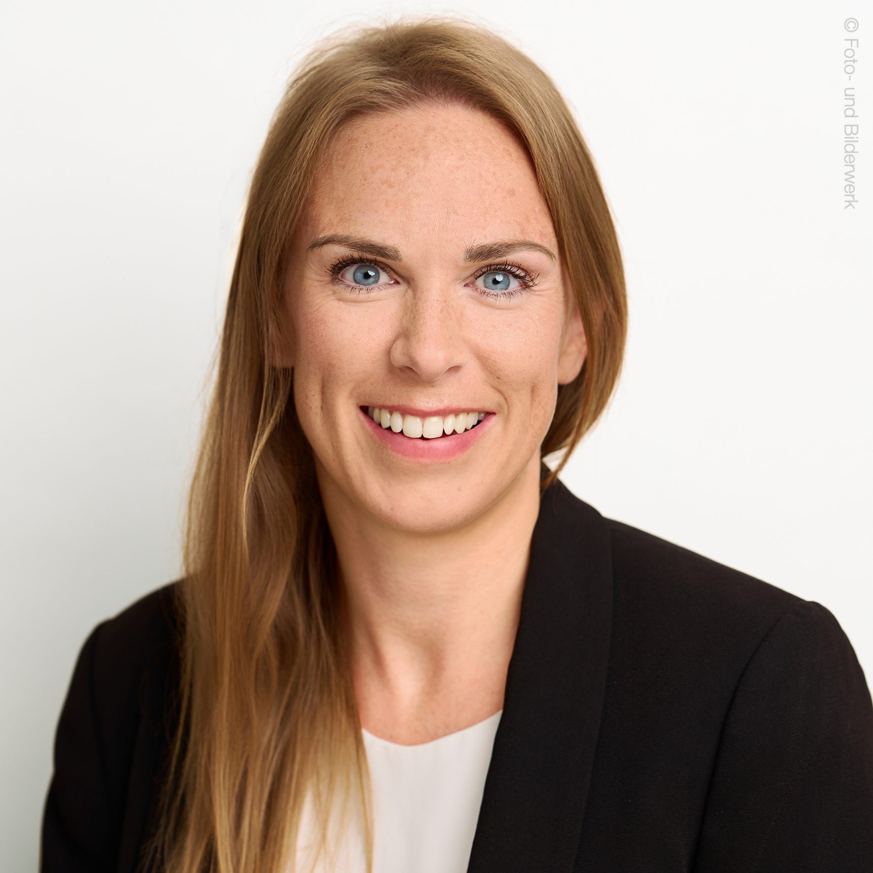 Personen kaufen Fahrradteile im Geschäft