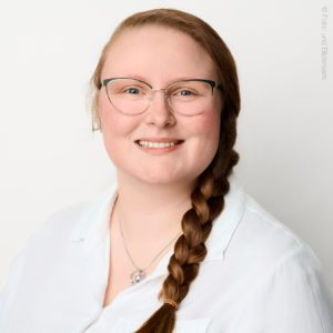 Personen kaufen Fahrradteile im Geschäft