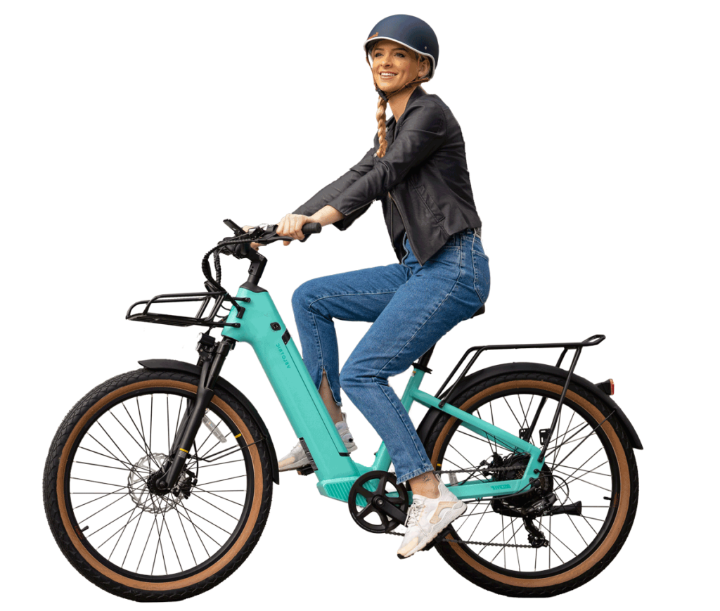 Eine Person fährt ein hellblaues E-Bike auf weißem Hintergrund